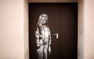 Banksy'nin-Paris'te-Bataclan-Duvarına-Yaptığı-Resim-Çalındı