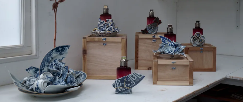 Şişeden Heykele: Dries Van Noten ve Bouke de Vries’den Koleksiyonluk “Soie Malaquais” Yorumu